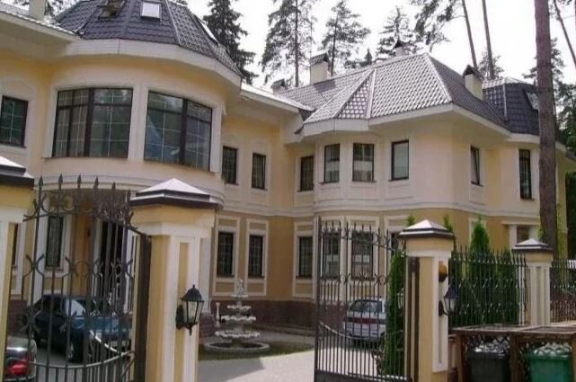 Родовое гнездо на Николиной горе вполне себе соответствует. Но это не Италия...