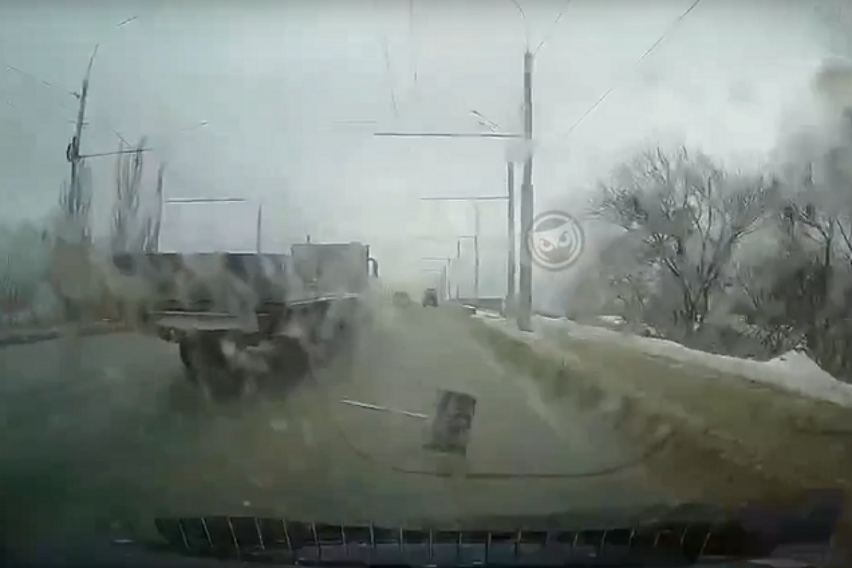    В соцсети появилось видео летящей в машину лопаты