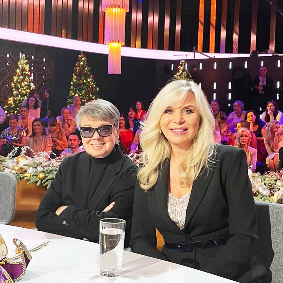    Валентин и Марина выбрали черные костюмыСоцсети Марины Юдашкиной