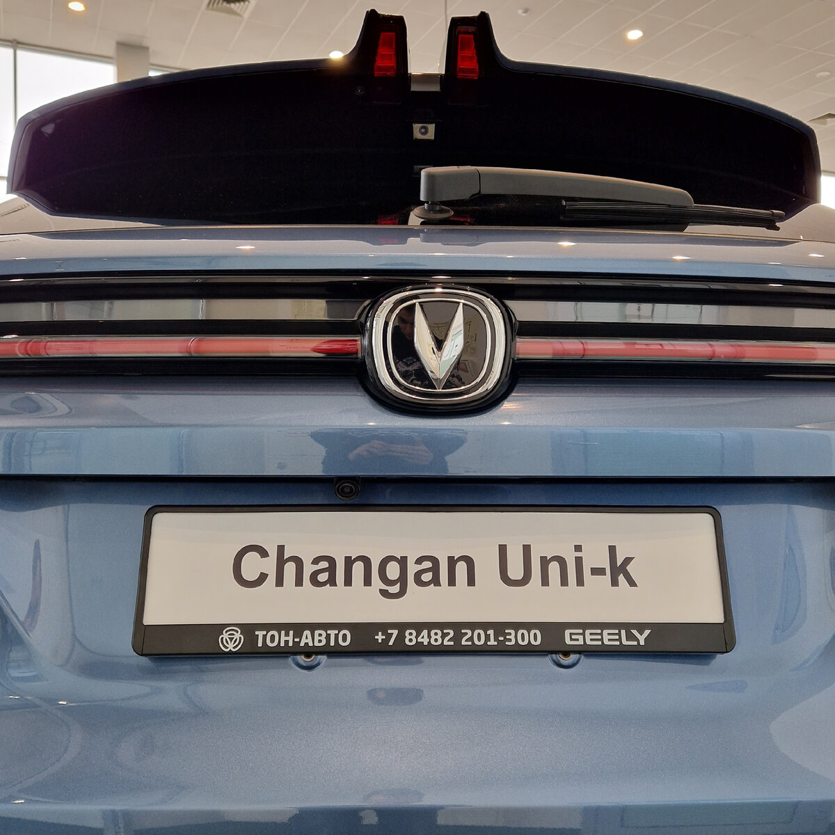 Сзади здесь сразу две камеры. Под спойлером сверху и над номером внизу.