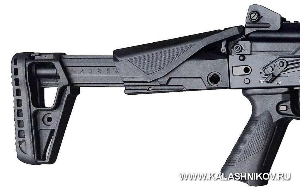 Подъёмная щека приклада расположена под углом, что обеспечивает большую гибкость системы в плане правильной прикладки для стрелков с разной антропометрией. Это особенно важно для эффективного использования оружия в комплексе с оптикой