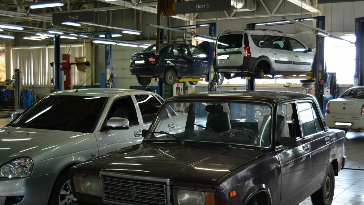     Даже недорогой новый автомобиль могут позволить себе менее 10% семей в Удмуртии. Банки ужесточают требования для жителей региона, желающих взять автокредит, а реальные доходы людей не увеличиваются. В результате республика на этой неделе попала сразу в два антирейтинга по доступности личных авто.