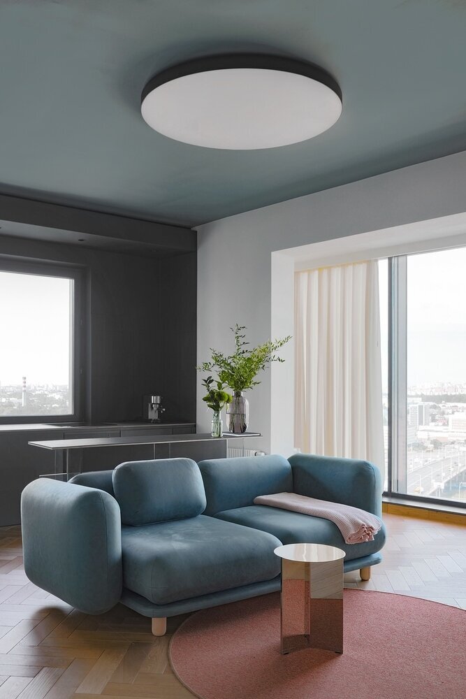 Значительная часть мебели создавалась специально для проекта. В частности — компанией BY furniture, она является одним из подразделений архитектурной студии дизайнера. Так, в квартире появились серо-голубой диван, акцентное терракотовое кресло и барная стойка с прозрачной опорой.