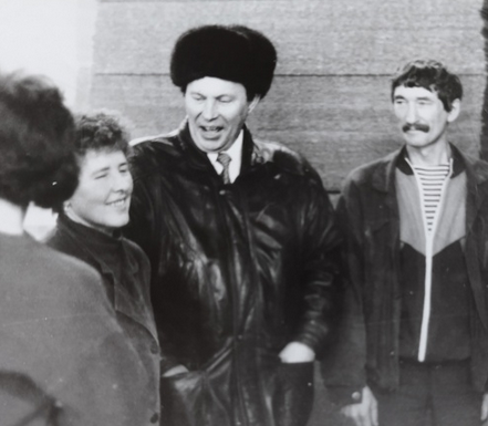 Генеральный директор ЗАО «ТАРА» Н.Ф.Томилов с работниками, 1990-е гг.