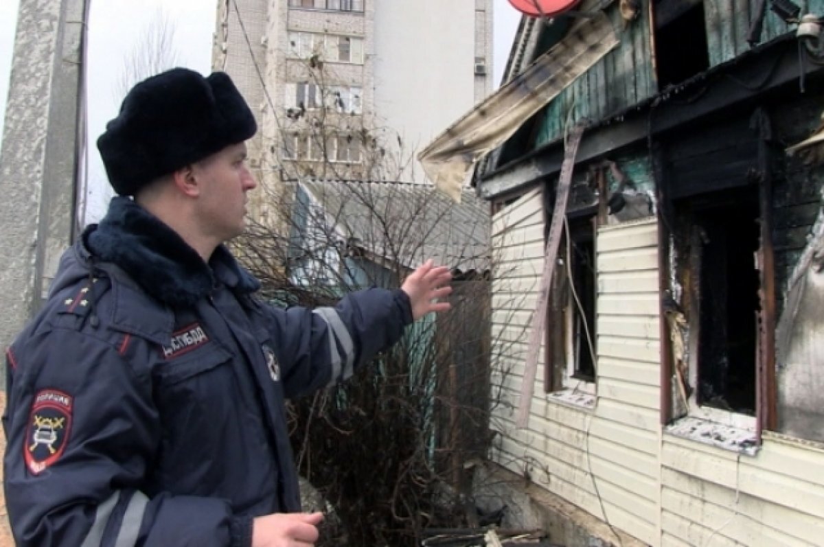    Инспектор ДПС спас младенца и его сестренку из горящего дома в Волгограде