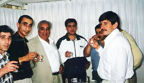 Слева  воры в законе: Вардан Асатрян (Бдже), Карен Минасян (Карен  Ленинаканский), Аслан Усоян (Хасан), Арутюн Ростомян. Крайний справа  Константин Яковлев (Костя Могила)