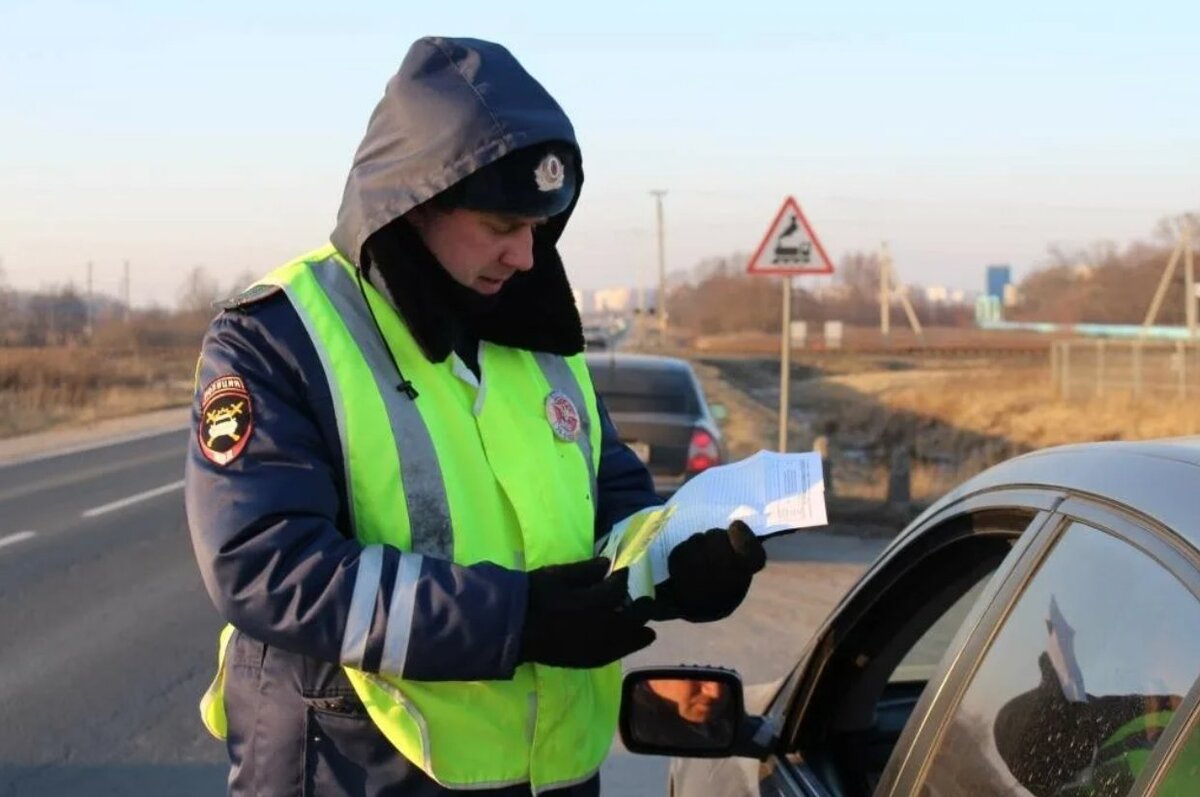 Сотрудник гибдд. Сотрудник гибдд проверяет документы. Гаишник останавливает машину. Гаишник и водитель. Гаишник и водитель.