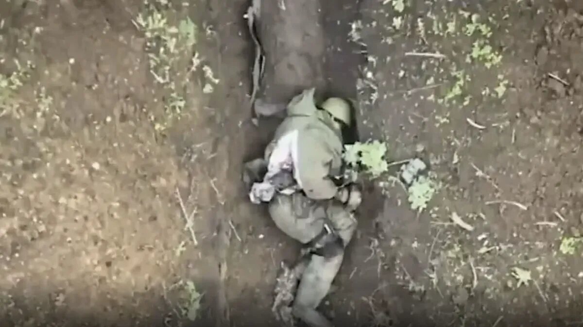 Солдат отбрасывает гранаты. Фото: кадр из видео