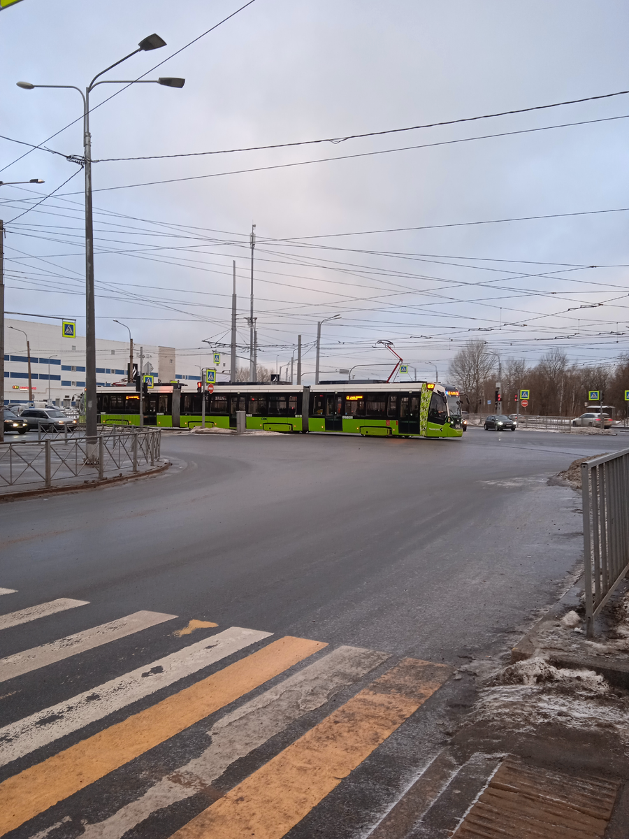Через три дня после катаклизмов, асфальт посыпан песком. 