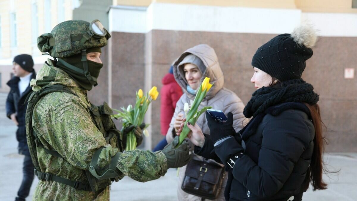     С началом специальной военной операции на Украине в соцсетях появились десятки групп и сообществ, в которых женщины знакомятся с военнослужащими, находящимися в зоне СВО. В некоторых из этих пабликов число участников достигает нескольких десятков тысяч.