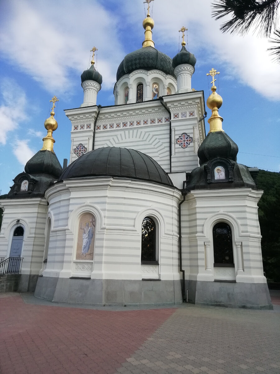 Храм Воскресения Христова. Возведён на Красной скале купцом Кузнецовым, владельцем Форосского имения, в честь спасения Александра  lll и его семьи при крушении поезда в 1888 г. 