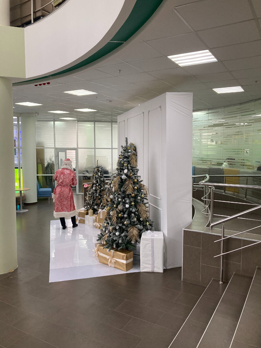 И коробки-то под ёлками наверняка пустые... Без подарков. 