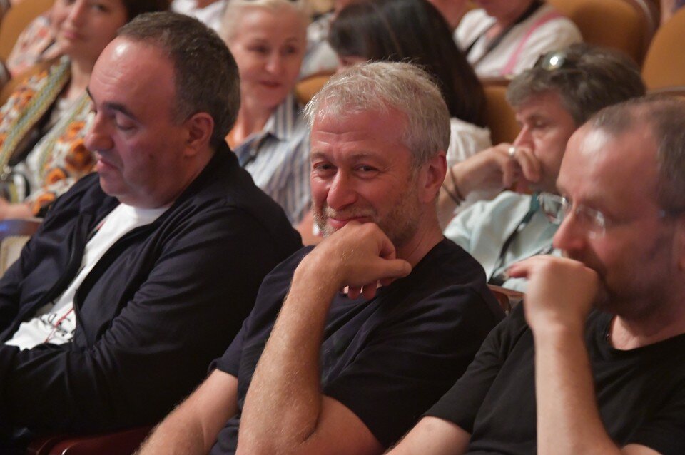     Абрамович инвестировал сотни миллионов в крупнейшую компанию по производству марихуаны  GLOBAL LOOK PRESS