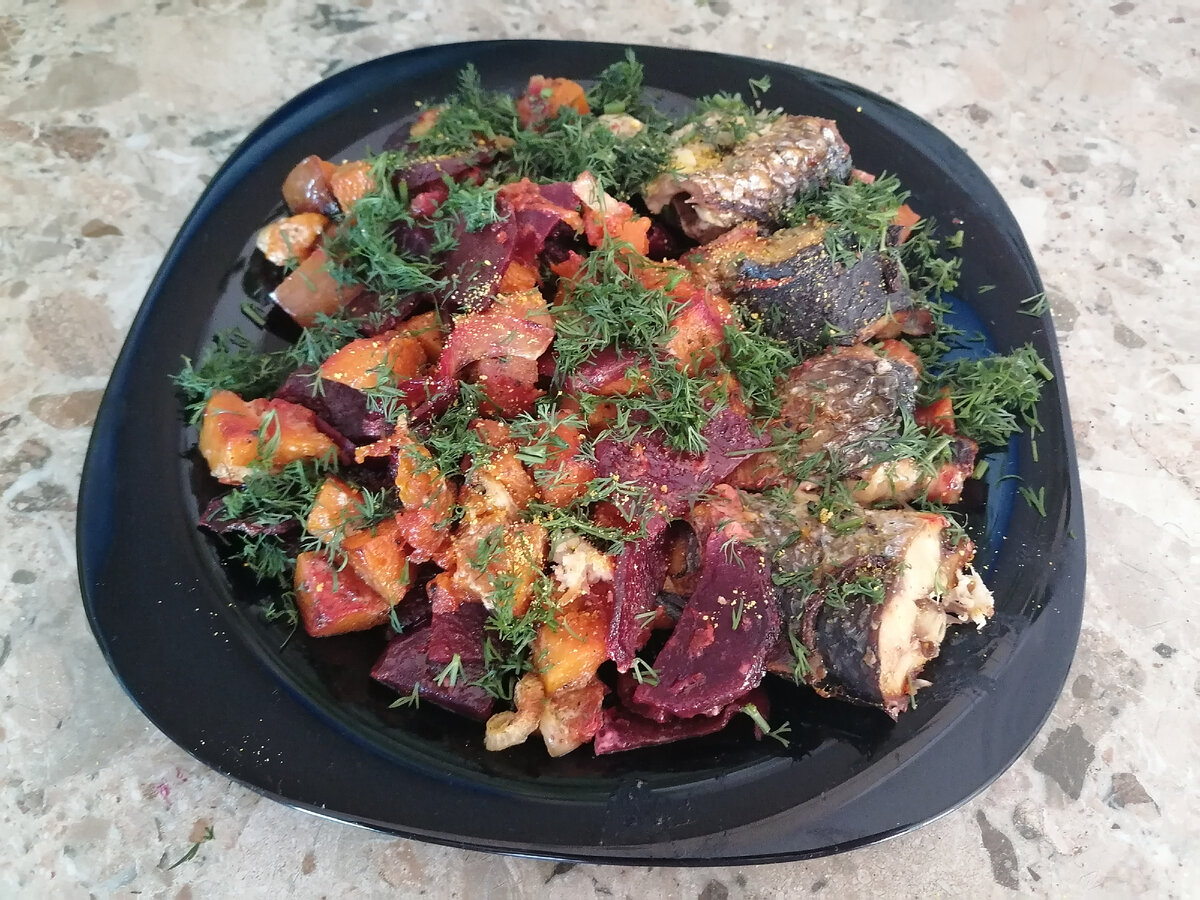 Вот такое блюдо я приготовила с лимонным порошком. Это запеканка с кефалью (рыба), свеклой и тыквой. 