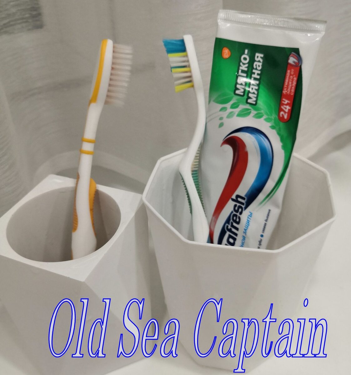 в ванной появилась вторая щетка. пока вызывает смешанные чувства. фото автора