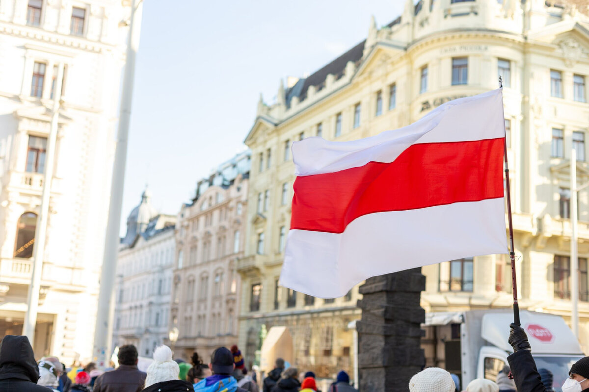 Attend translate. Правительство Австрии. Народ на митинге. За рубежом.