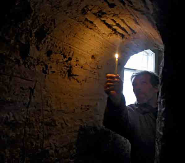 Тайны древней церкви   лучше видны при свете свечи