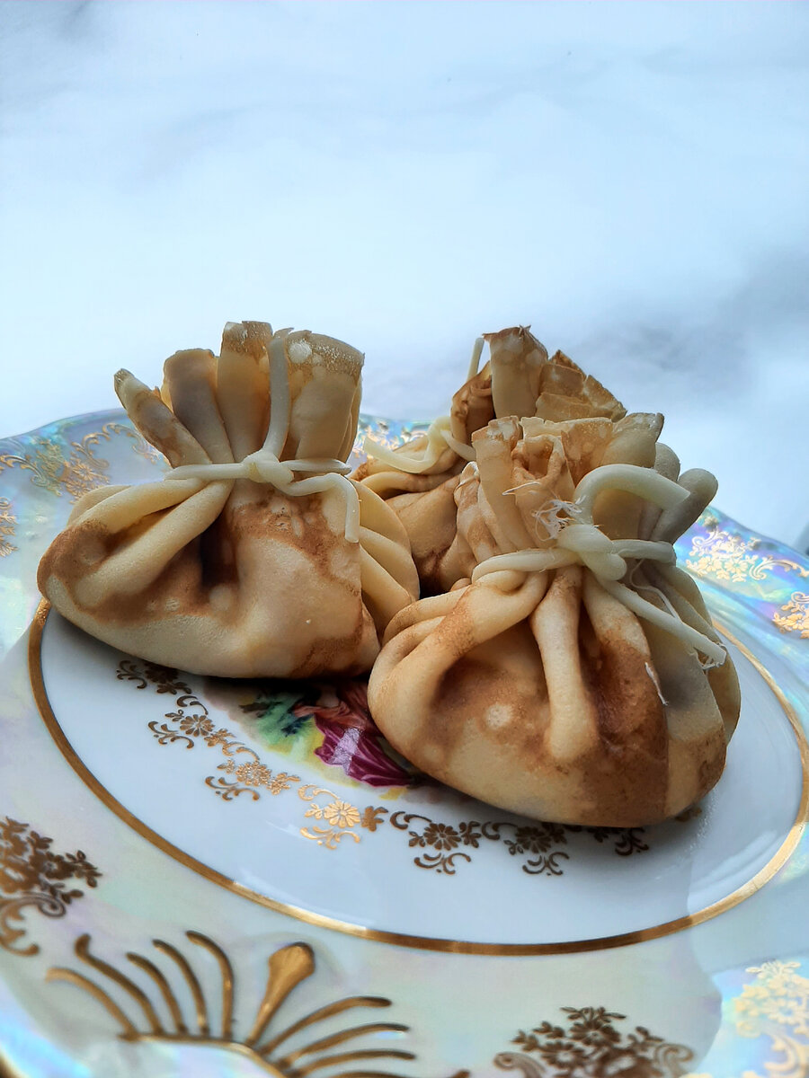 Блины с жульеном из грибов и курицы