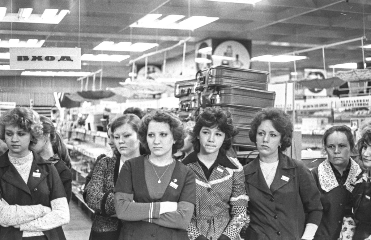 Продавцы промтоварного магазина, 1976 год