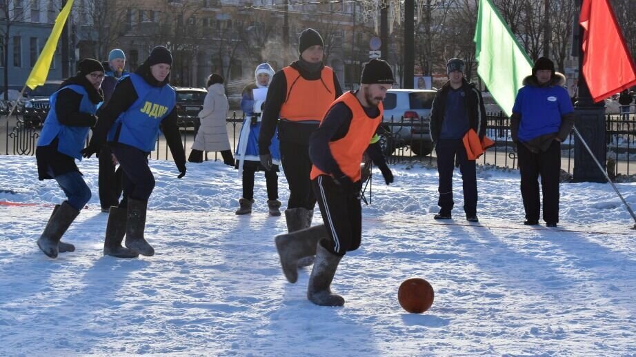     На площади имени Ленина в Хабаровске в минувшие выходные состоялся турнир по футболу в валенках «Мы едины». Поддержать общую традицию дворовой игры могли все желающие старше 14 лет. Для этого нужно было только сформировать команду.