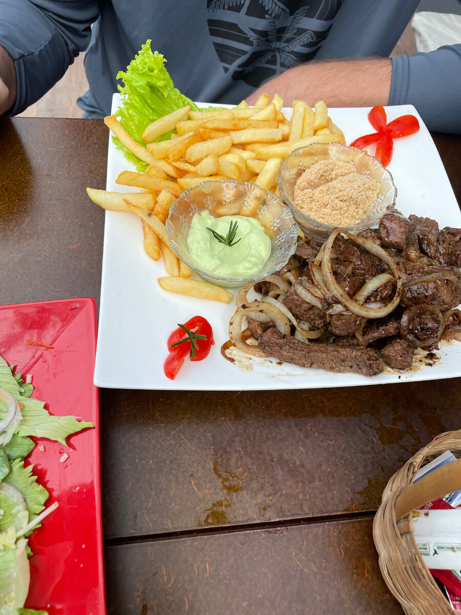 Еда в пляжном кафе 