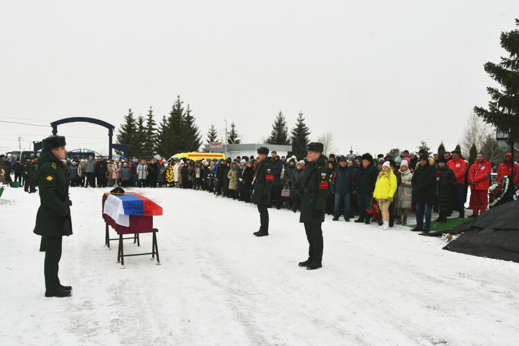    Николая Зотова не стало 10 декабря. Тогда в страшном ДТП в Воронежской области на трассе М4 «Дон» столкнулось три легковых автомобиля и грузовая «Газель». Зотов ехал в одном из трех уазиков, которые везли в Донбасс гуманитарную помощь от Набережных Челнов