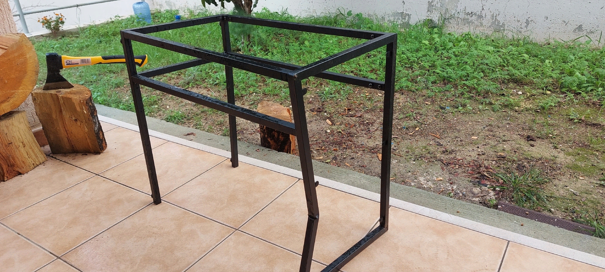 Одну ножку уже выпрямил, не дождался. Внутри раньше было стекло