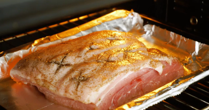 Свиная грудинка - это жирный и ароматный кусок мяса, который используется для приготовления бекона, но его можно приготовить различными способами.