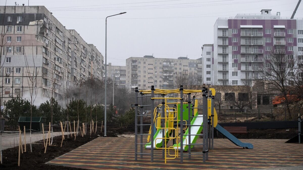    Детская площадка рядом с новыми жилыми домами в Мариуполе© РИА Новости / Валерий Мельников