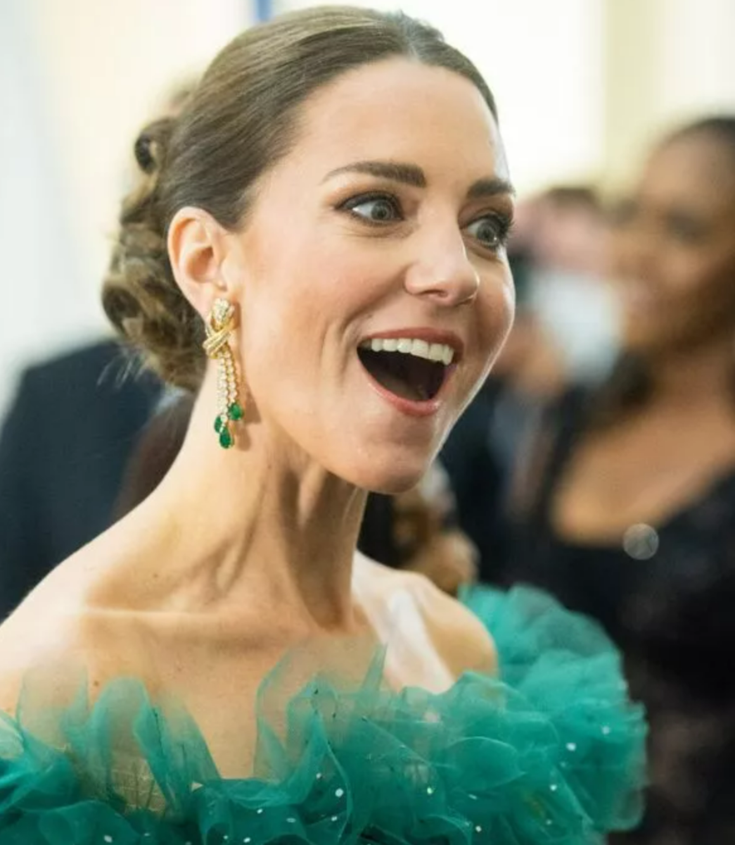 Cкриншот-цитата https://www.express.co.uk/life-style/style/1585464/kate-middleton-duchess-of-cambridge-green-dress-jenny-packham-kingston-jamaica-royal-tour 