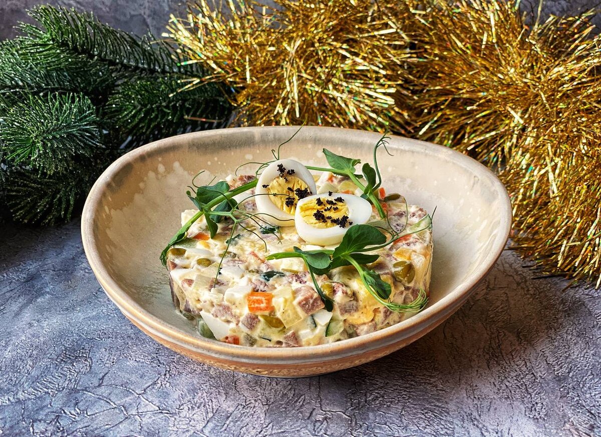 Салат "Оливье" с языком и перепелиными яйцами.