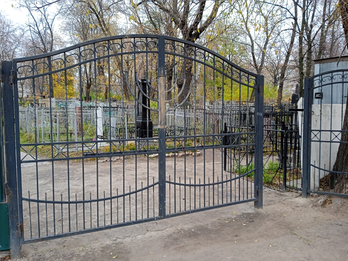 Кладбищенские ворота с атрибутом еврейской религии