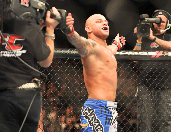 В 2012 году россиянин Хабиб Нурмагомедов подписал контракт с UFC, сильнейшей лигой MMA в мире.-7