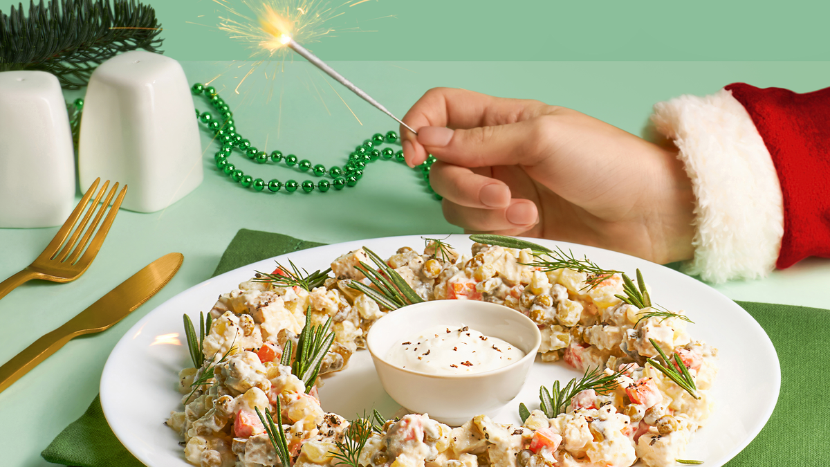 Копченый сыр тофу не всегда можно найти в небольших магазинчиках у дома, но в супермаркетах вы точно его купите 