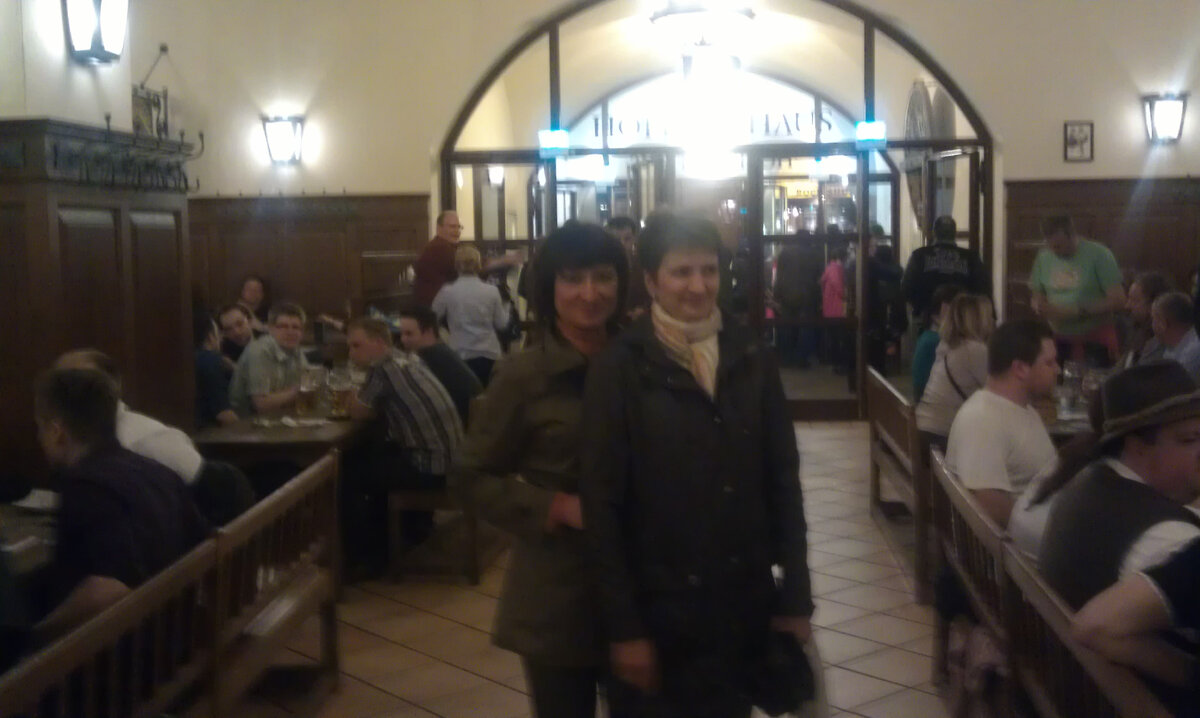 Мои женщины в одном из залов пивного ресторана.