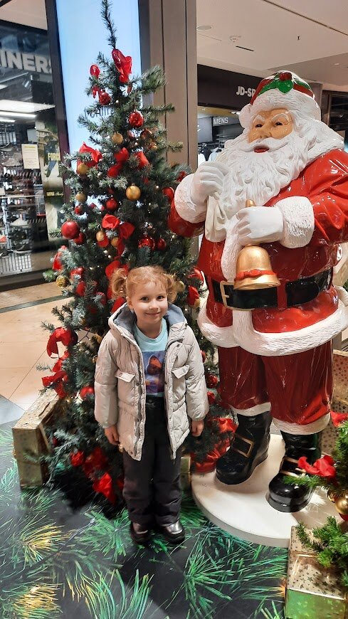 Можно фотографироваться возле каждой ёлочки, которые как грибы после дождя вырастают повсеместно