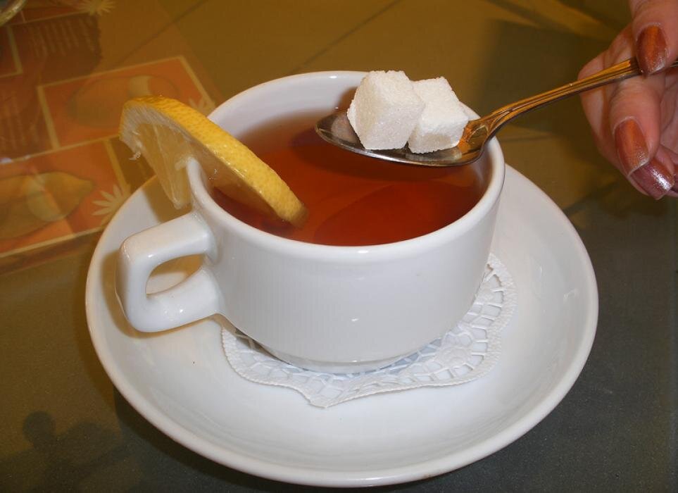 кладет сахар в чай. мёд засахарился. сладкий чай. сахара кладешь. чай с рафинадом.