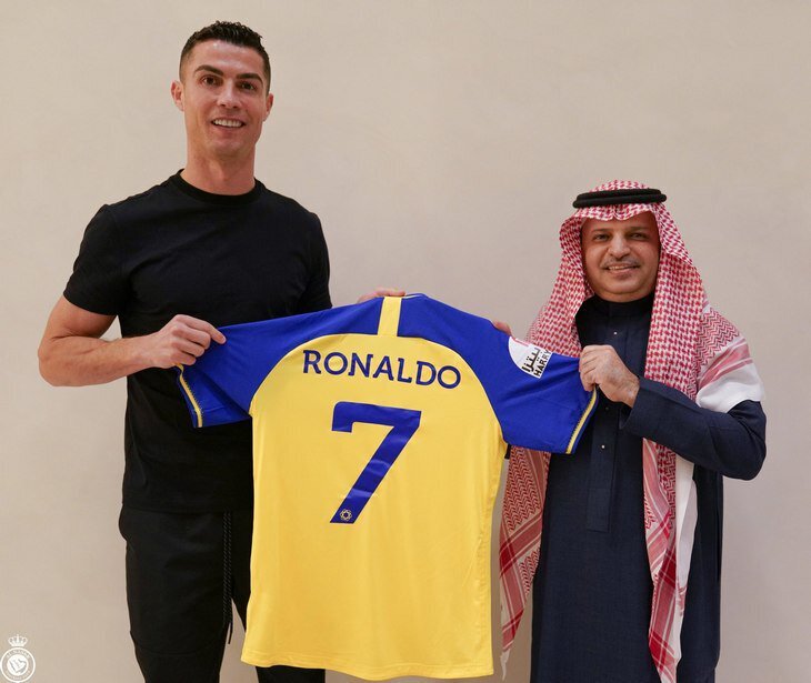 Это официально. Переезд Криштиану Роналду в Саудовскую Аравию состоялся. «Аль-Наср», новый клуб португальца, подтвердил переход в соцсетях со словами «Величайший спортсмен мира🌏.