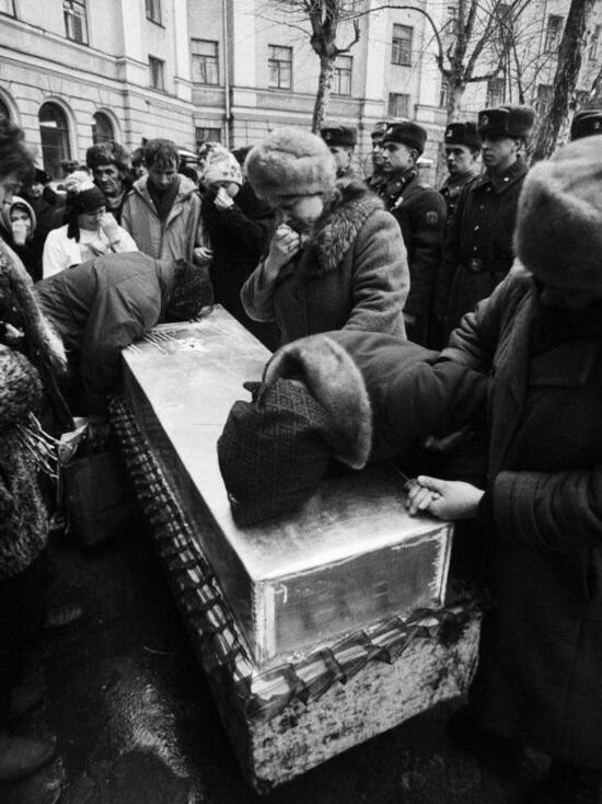     ФОТО: АНДРЕЙ ЛЫЖЕНКОВ. "ЦИНКОВЫЙ ГРОБ", ТУЛА, 1995 ГОД.