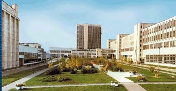 Астрофизика, сквер во внутреннем дворе