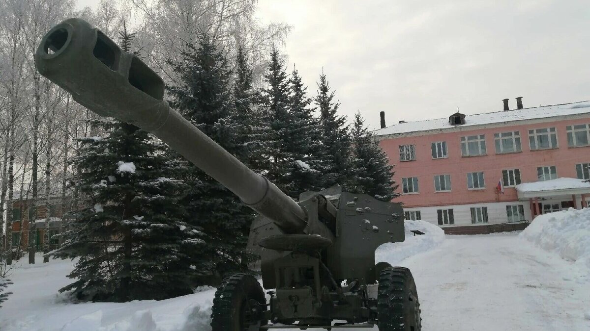     В центре села Юкаменское в Удмуртии около здания администрации установили гаубицу.