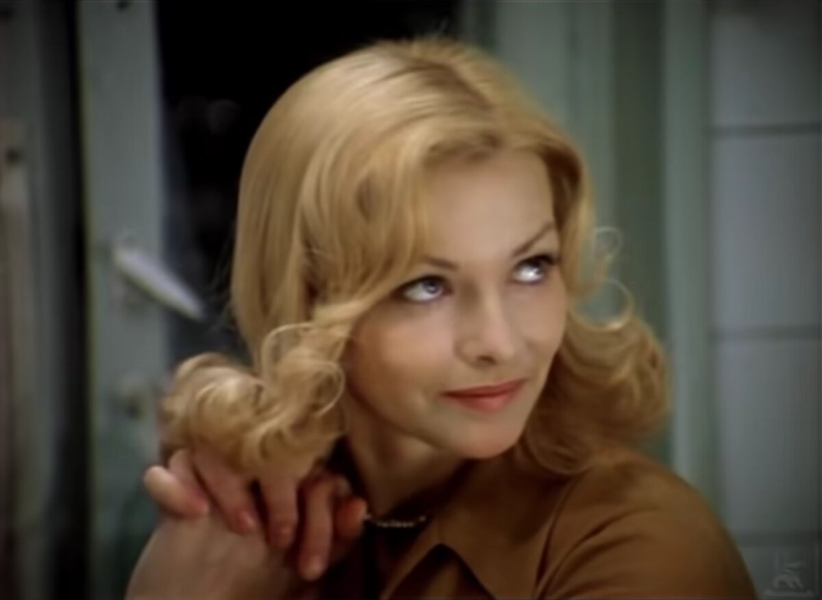 "Ага, моя заливная рыба редчайшая гадость, но зато я умею тааааак смотреть))" (Кадр взят из соцсетей)