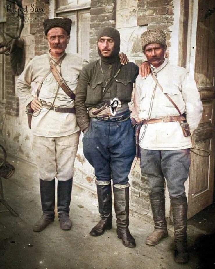 Гарегин Нжде со своими боевыми соратниками