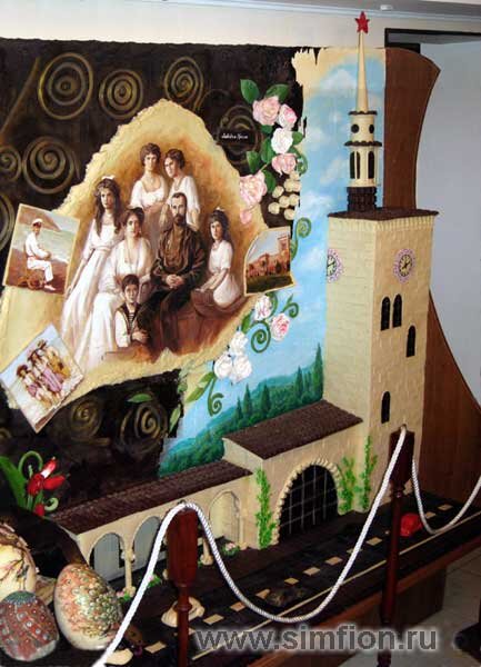 С пропорциями в этой композиции не все в порядке. Но это он - символ нашего города, Белый лебедь - вокзал! Весь из вкусного шоколада! На стене над вокзалом коллективный портрет царской семьи Николя II. Разумеется, из шоколада.