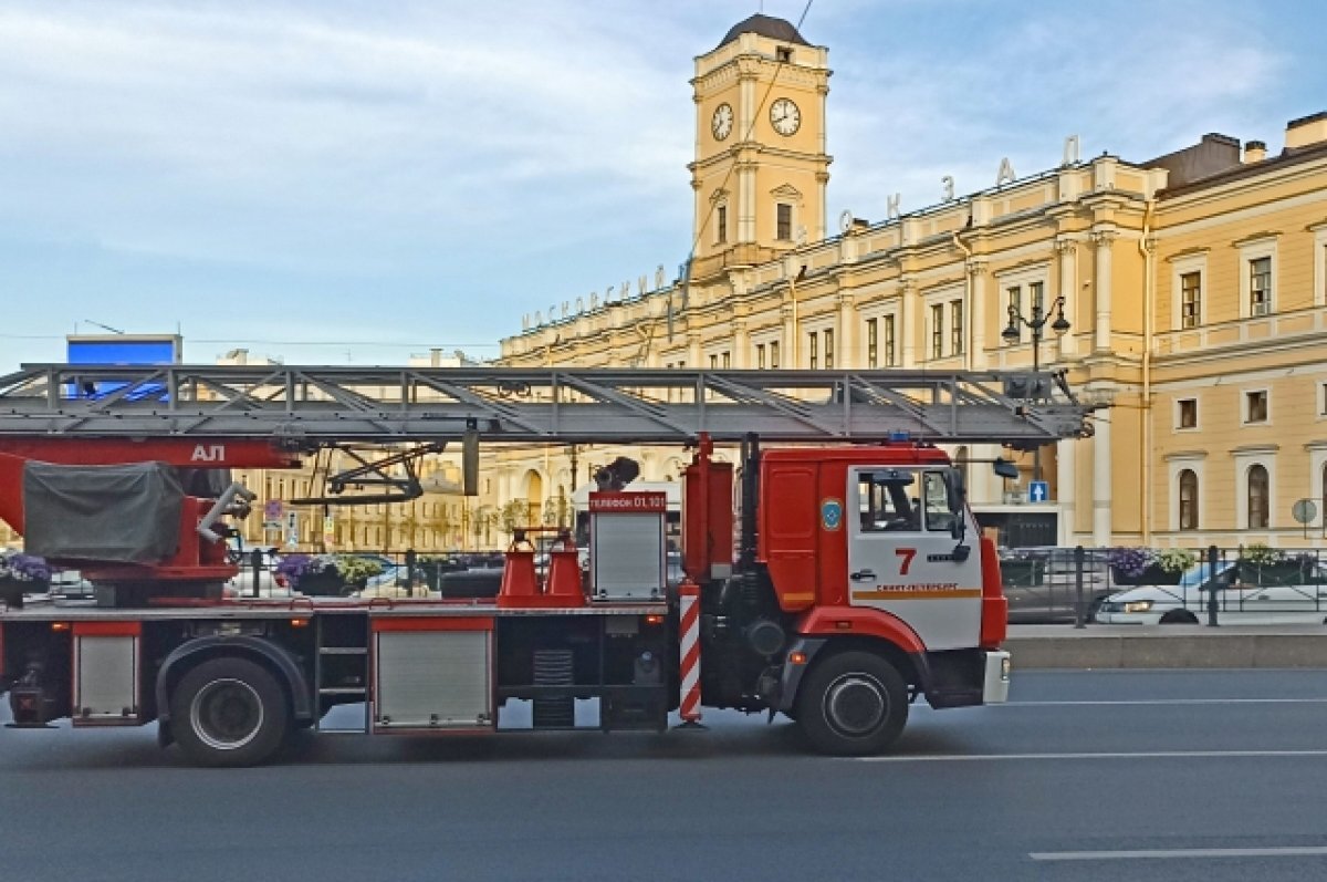    В самом центре Петербурга дотла сгорела иномарка