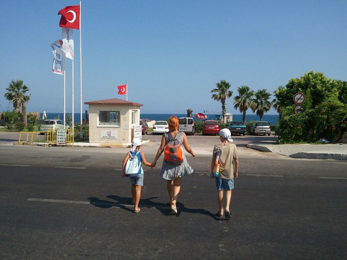 По дороге на пляж.