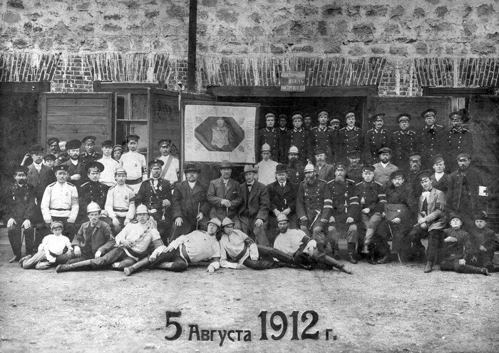 Общая фотография членов Челябинского вольного пожарного общества и Челябинской вольно-пожарной дружины. 5 августа 1912 года. (Из частной коллекции В. Демакова)