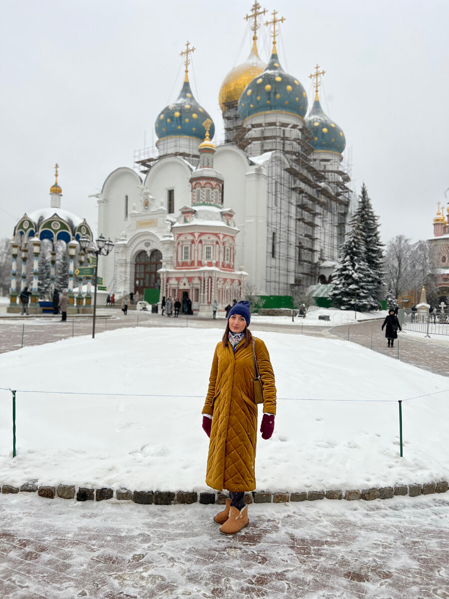 На этом фото стёганное пальто вкусного горчичного цвета от AKHMADULLINA DREAMS