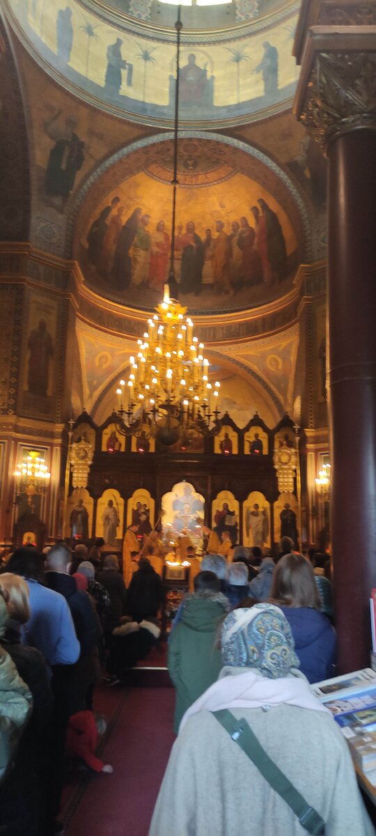 Воскресная служба в соборе Александра Невского