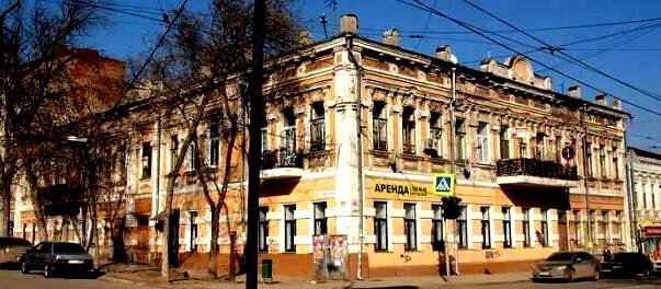  В уровне межэтажного перекрытия - подоконный карнизный пояс, стены в уровне первого этажа рустованы